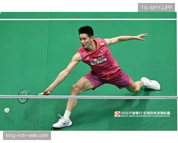 李诗沣训练完直接啃鸡胸肉，这自律看得我手里的奶茶不香了